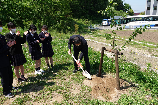 【朴沢学園の歴史】松操園にて桜の記念植樹を行いました